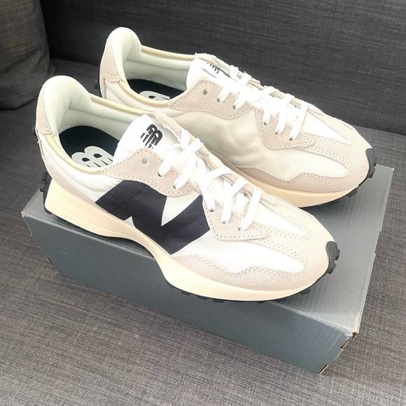 New Balance 327 size US7 NEW IN BOX - Picture 3 of 6